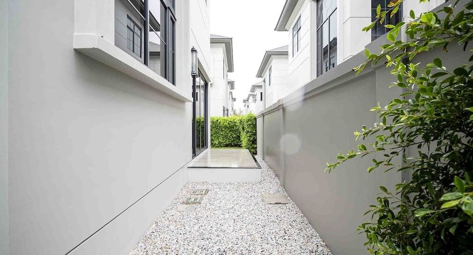 For rent 4 bedrooms house in Bang Kapi, Bangkok