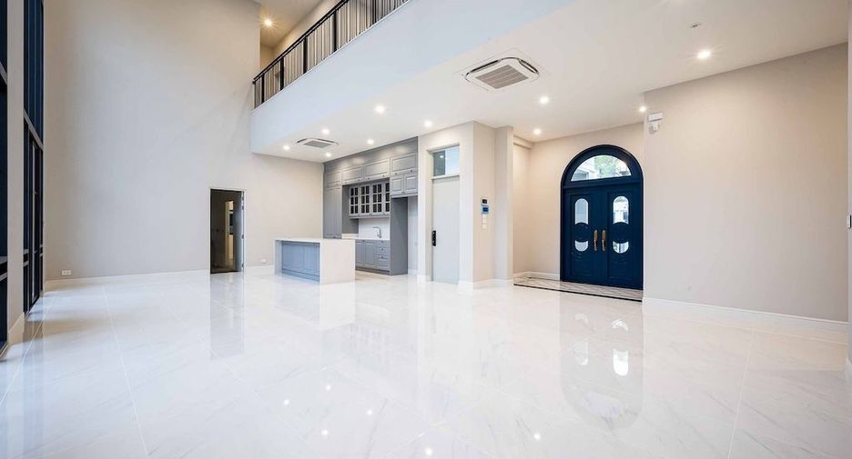 For rent 4 bedrooms house in Bang Kapi, Bangkok