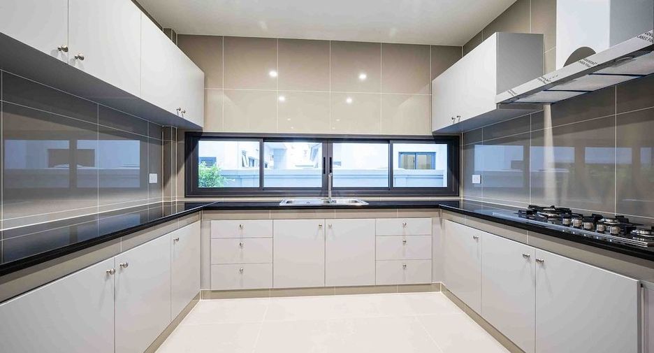 For rent 4 bedrooms house in Bang Kapi, Bangkok