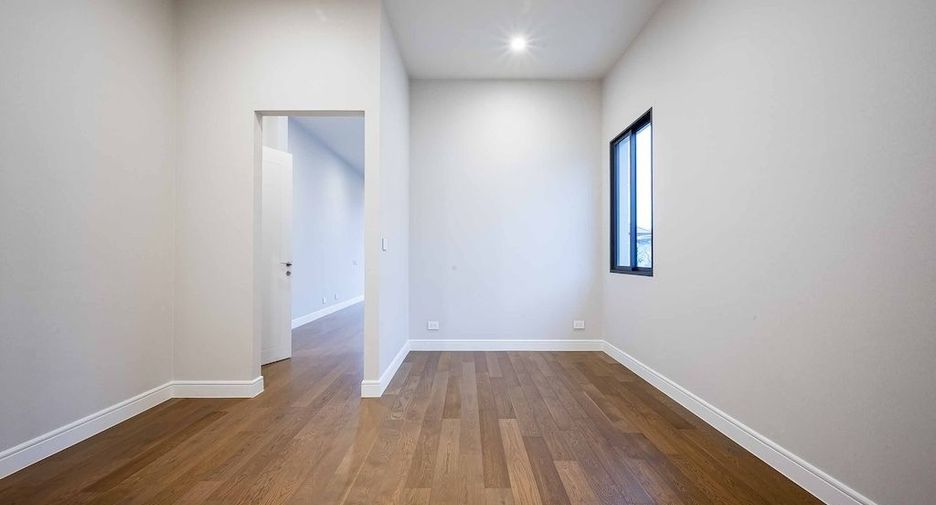 For rent 4 bedrooms house in Bang Kapi, Bangkok