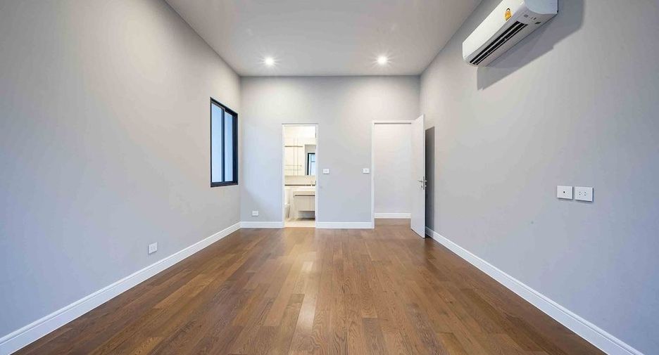For rent 4 bedrooms house in Bang Kapi, Bangkok