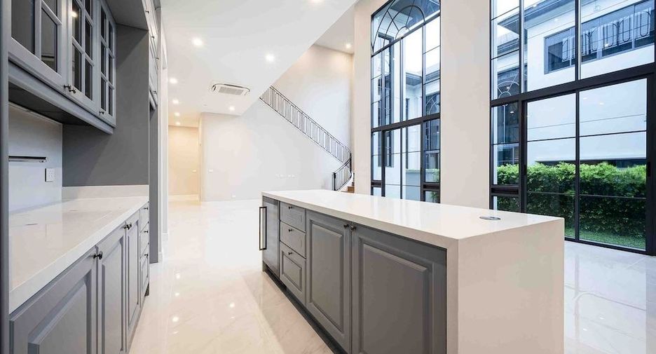For rent 4 bedrooms house in Bang Kapi, Bangkok