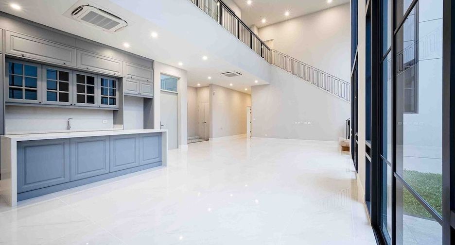 For rent 4 bedrooms house in Bang Kapi, Bangkok