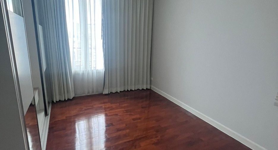 For rent 3 bedrooms condo in Khlong Toei, Bangkok