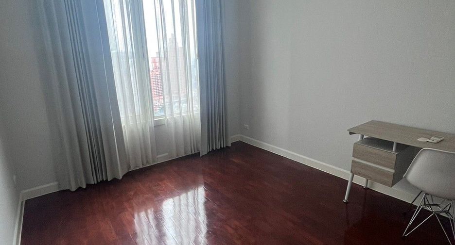 For rent 3 bedrooms condo in Khlong Toei, Bangkok