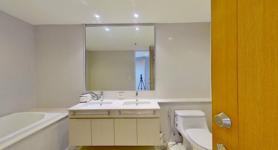 For rent 2 bedrooms condo in Pathum Wan, Bangkok