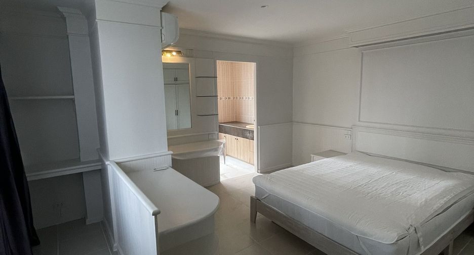 For rent 3 bedrooms condo in Watthana, Bangkok
