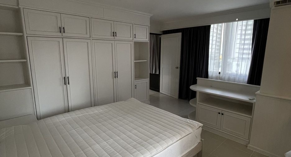For rent 3 bedrooms condo in Watthana, Bangkok