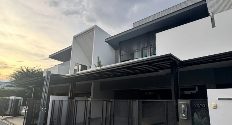 Casa en alquiler de 4 habitaciones en Bang Phli, Samut Prakan