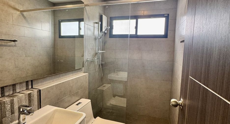 Casa en alquiler de 4 habitaciones en Bang Phli, Samut Prakan
