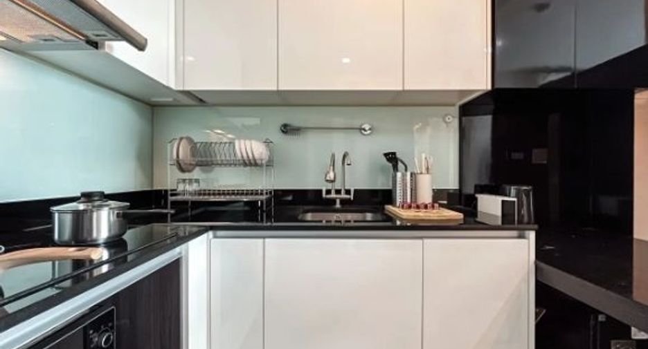 For rent 2 bedrooms condo in Huai Khwang, Bangkok