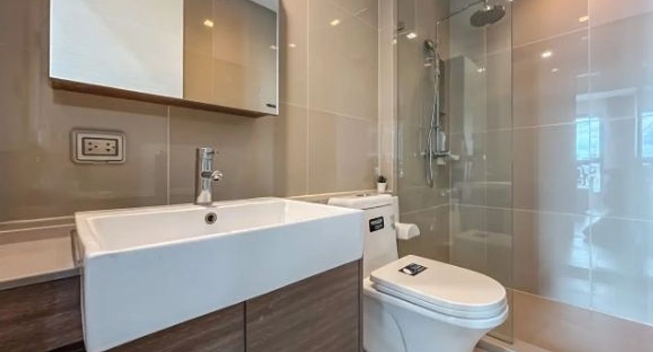 For rent 2 bedrooms condo in Huai Khwang, Bangkok
