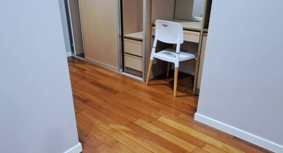 For rent 3 bedrooms condo in Sathon, Bangkok
