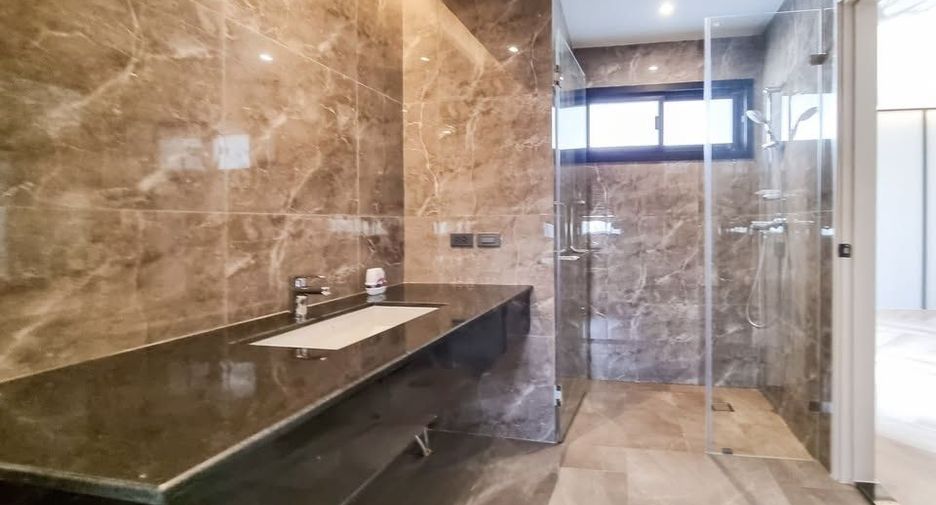 For rent 3 bedrooms condo in Watthana, Bangkok