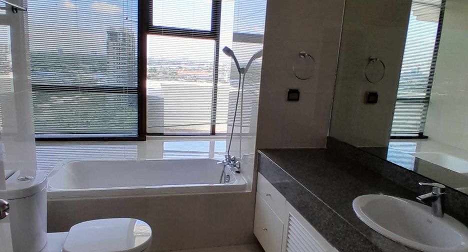 For rent 3 bedrooms condo in Yan Nawa, Bangkok