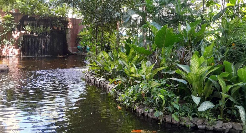 For rent 3 bedrooms condo in Yan Nawa, Bangkok
