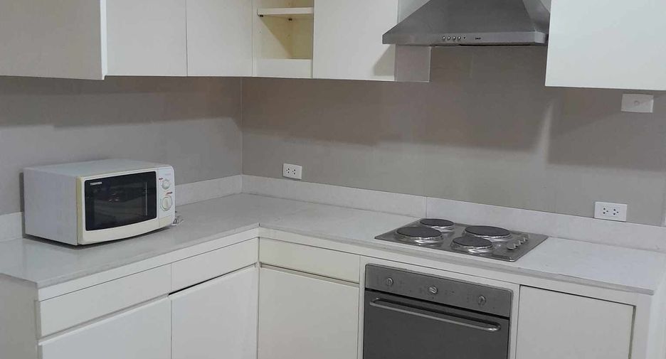 For rent 3 bedrooms condo in Yan Nawa, Bangkok