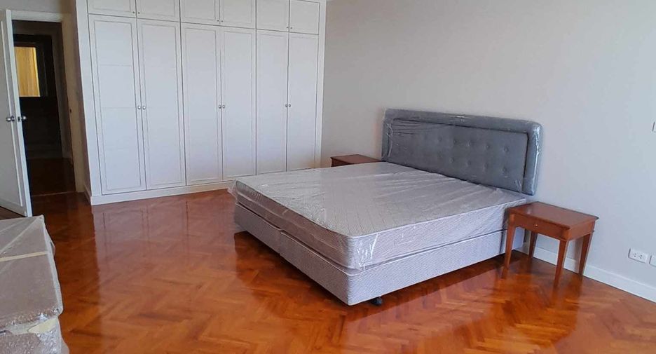 For rent 3 bedrooms condo in Yan Nawa, Bangkok