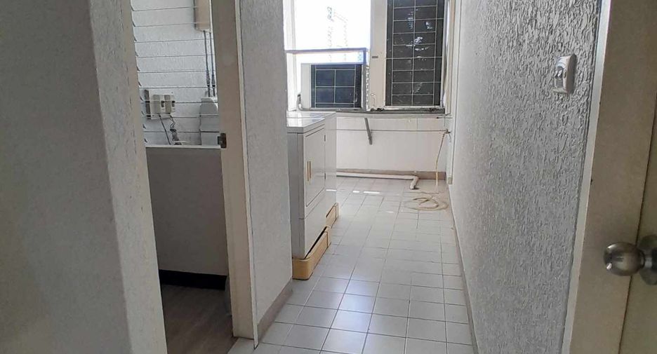 For rent 3 bedrooms condo in Yan Nawa, Bangkok