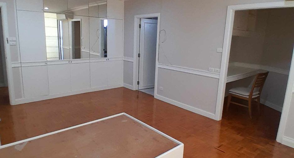 For rent 3 bedrooms condo in Yan Nawa, Bangkok