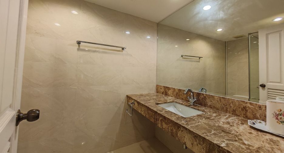 For rent 2 bedrooms condo in Pathum Wan, Bangkok