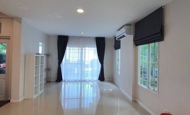 Casa en alquiler de 3 habitaciones en Bang Kapi, Bangkok