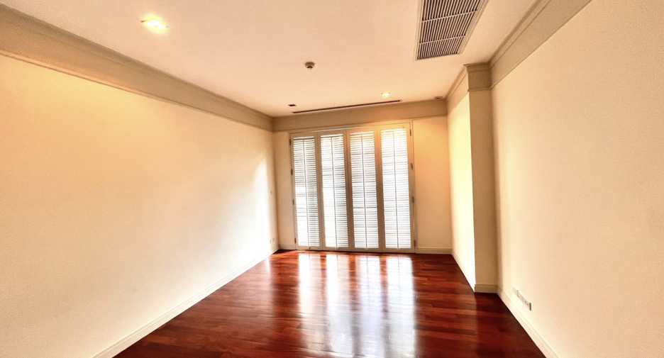 For rent 3 bedrooms condo in Sathon, Bangkok