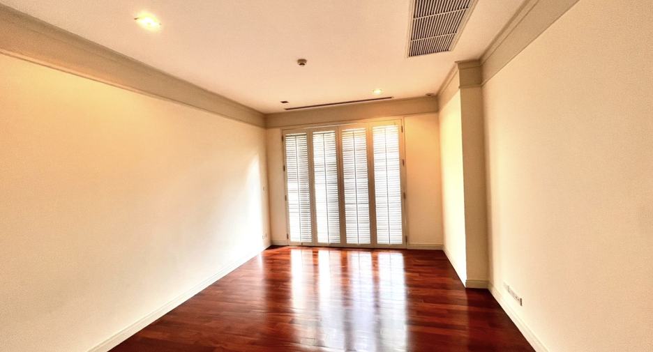 For rent 3 bedrooms condo in Sathon, Bangkok