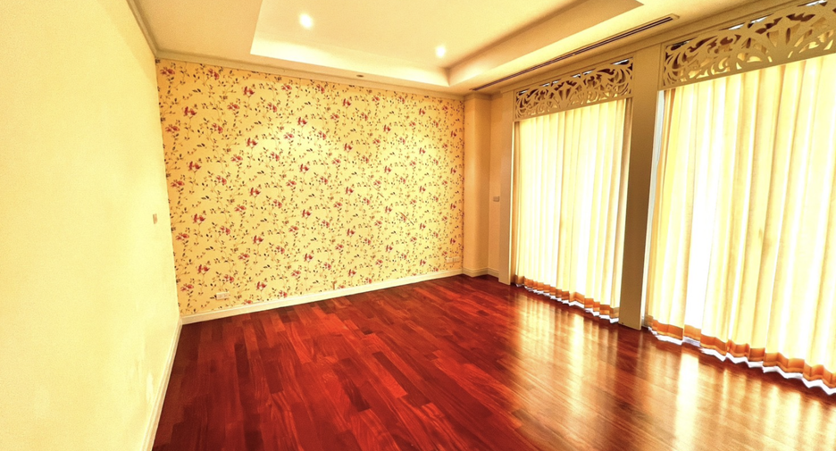 For rent 3 bedrooms condo in Sathon, Bangkok