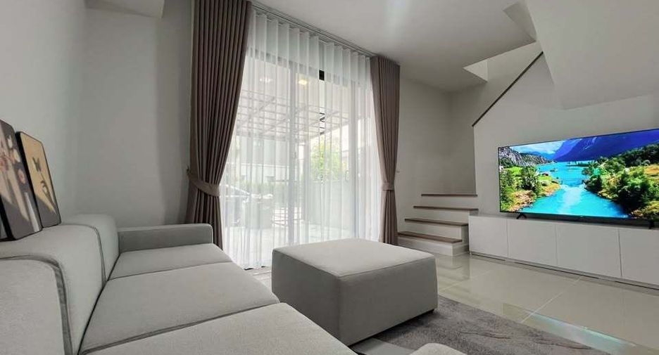 Casa adosada en alquiler de 3 habitaciones en Bang Phli, Samut Prakan