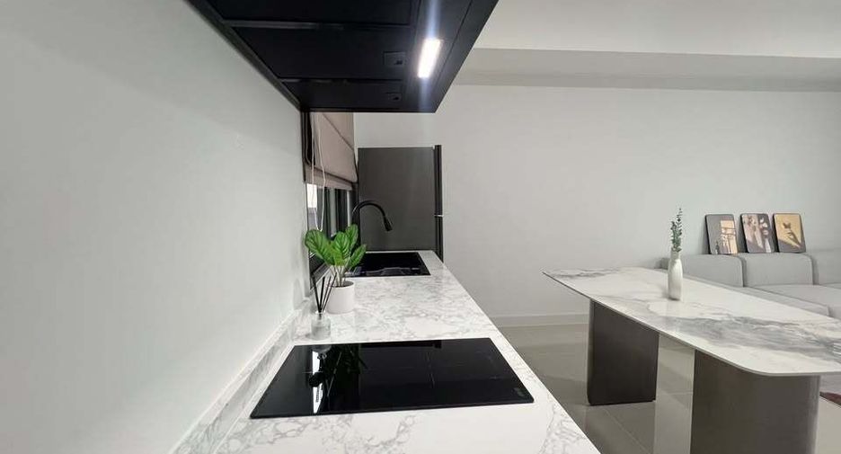 Casa adosada en alquiler de 3 habitaciones en Bang Phli, Samut Prakan