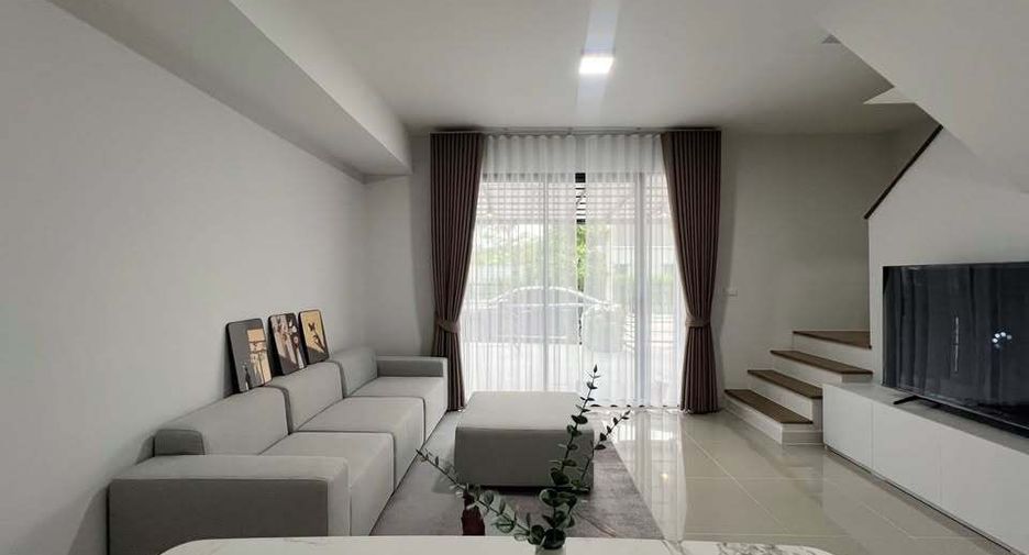 Casa adosada en alquiler de 3 habitaciones en Bang Phli, Samut Prakan