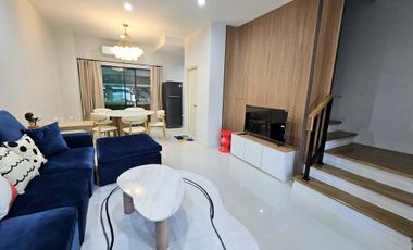 Casa en alquiler de 3 habitaciones en Saphan Sung, Bangkok