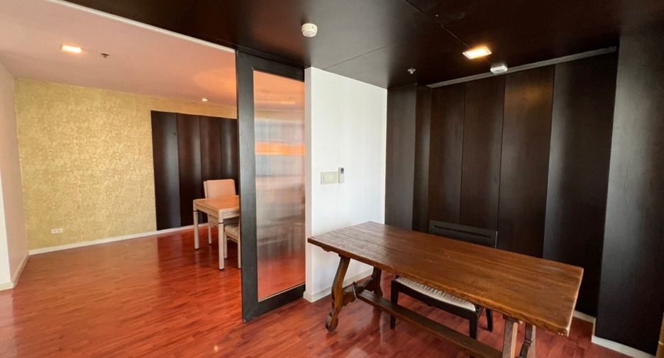 For rent 2 bedrooms apartment in Watthana, Bangkok