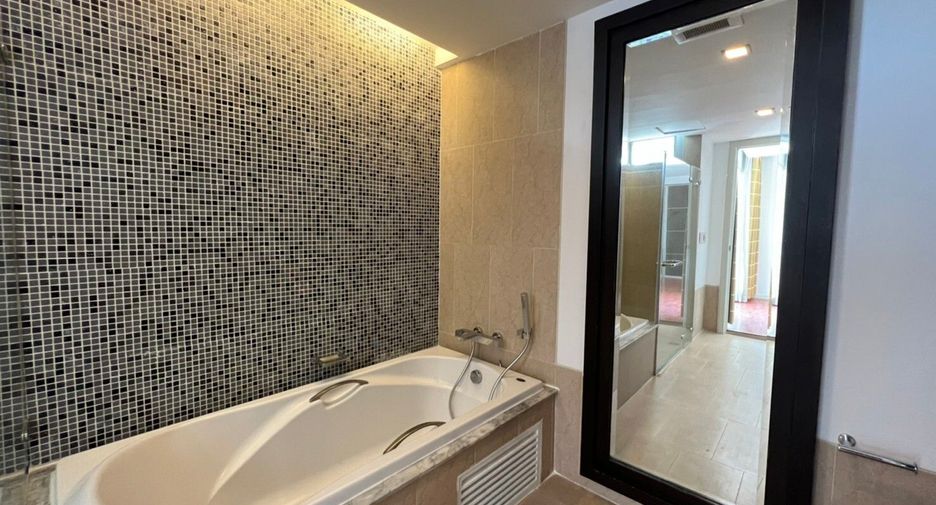 For rent 2 bedrooms apartment in Watthana, Bangkok