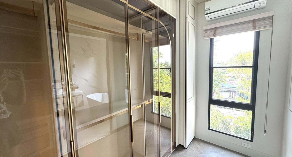 For rent 4 bedrooms house in Saphan Sung, Bangkok