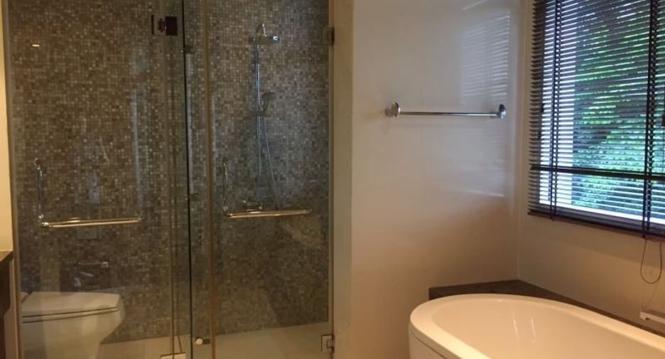 For rent 3 bedrooms apartment in Yan Nawa, Bangkok