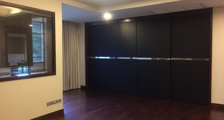 For rent 3 bedrooms apartment in Yan Nawa, Bangkok