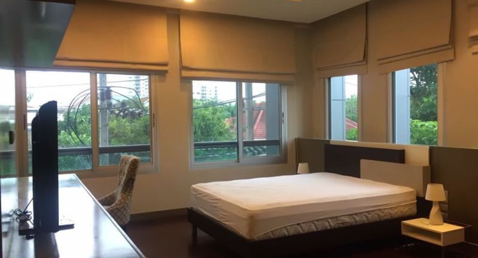 For rent 3 bedrooms apartment in Yan Nawa, Bangkok