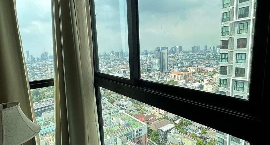For sale 2 bedrooms condo in Huai Khwang, Bangkok