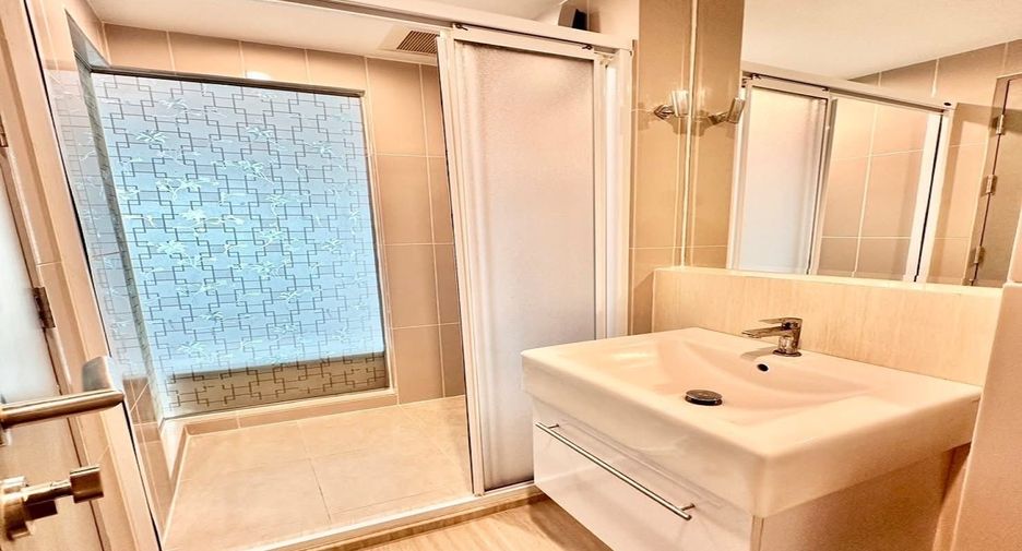 For rent 2 bedrooms condo in Huai Khwang, Bangkok