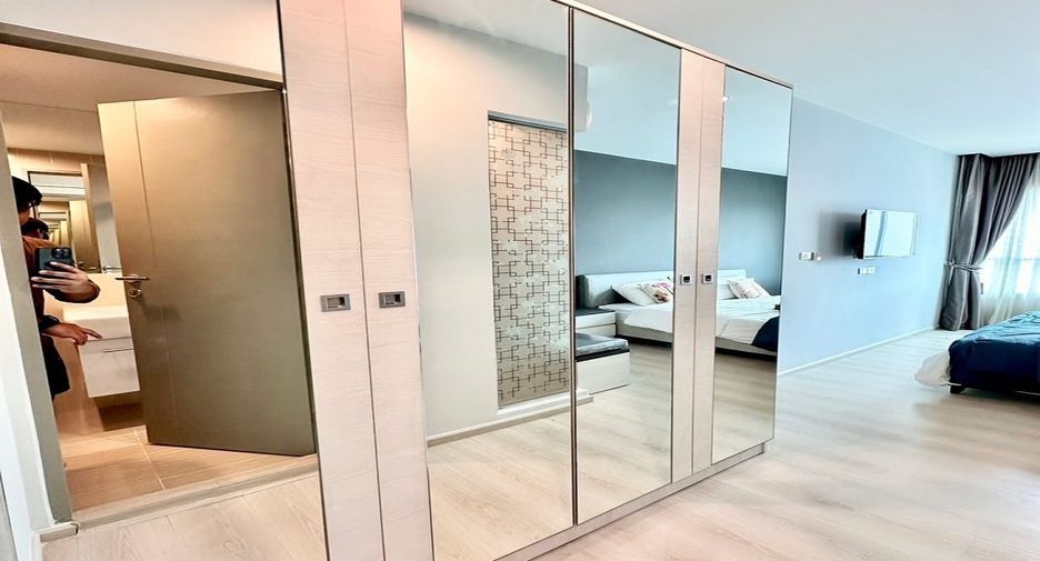 For rent 2 bedrooms condo in Huai Khwang, Bangkok