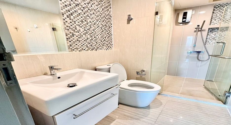 For rent 2 bedrooms condo in Huai Khwang, Bangkok