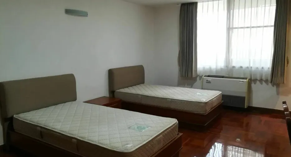 For rent 3 bedrooms condo in Khlong Toei, Bangkok