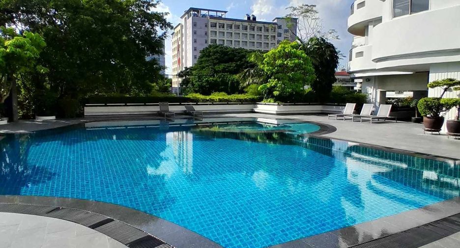 For rent 3 bedrooms condo in Sathon, Bangkok