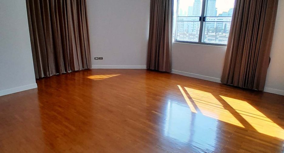 For rent 3 bedrooms condo in Sathon, Bangkok