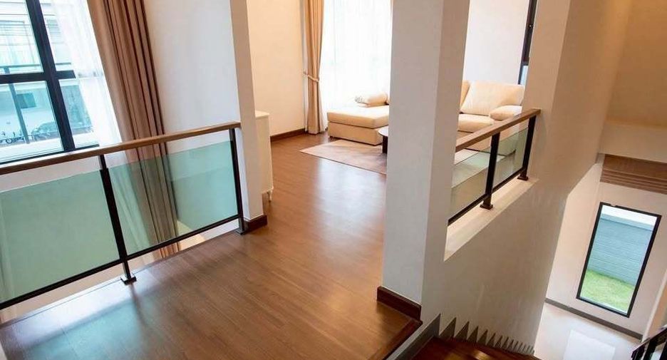 Casa en alquiler de 5 habitaciones en Bang Phli, Samut Prakan