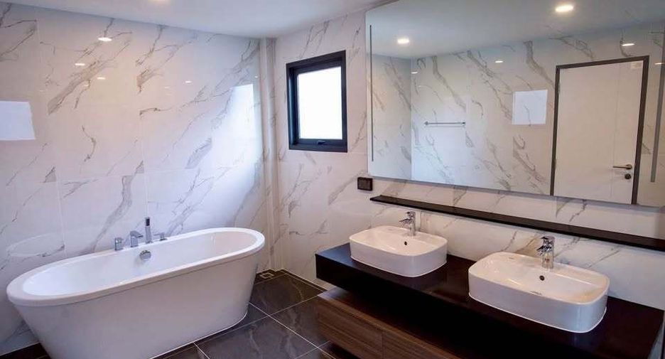 Casa en alquiler de 5 habitaciones en Bang Phli, Samut Prakan
