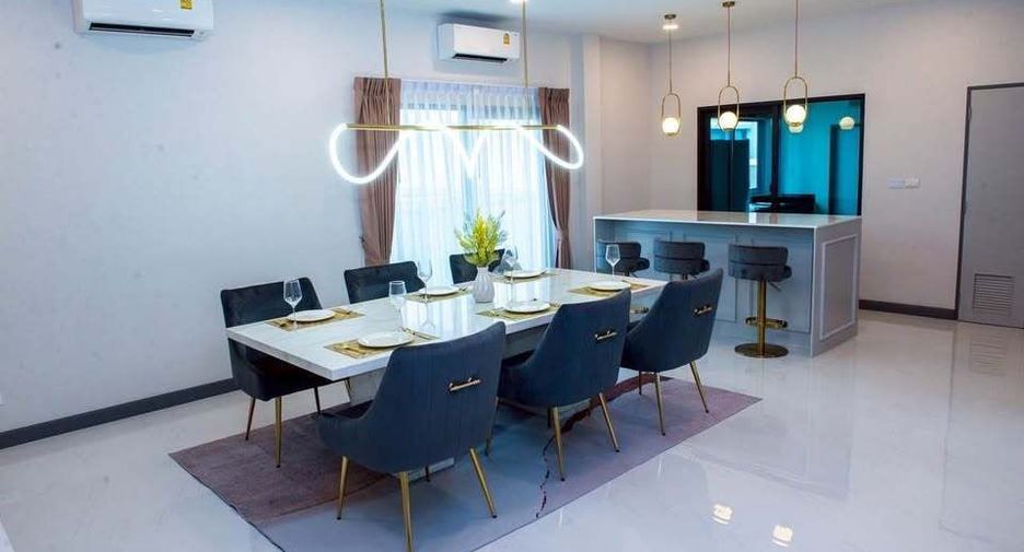 Casa en alquiler de 5 habitaciones en Bang Phli, Samut Prakan
