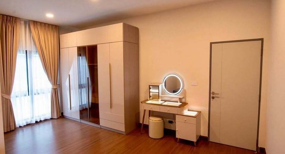 Casa en alquiler de 5 habitaciones en Bang Phli, Samut Prakan